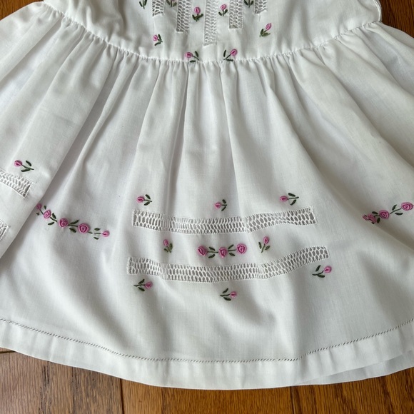 Hand embroidered white dress with pink embroidered flower - Picture 2 of 4